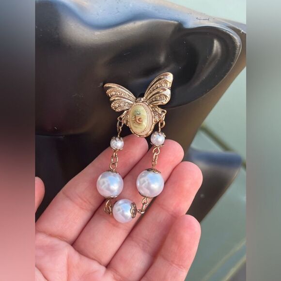 Elegant Butterfly and Pearl Drop Earrings - Picture 6 of 6